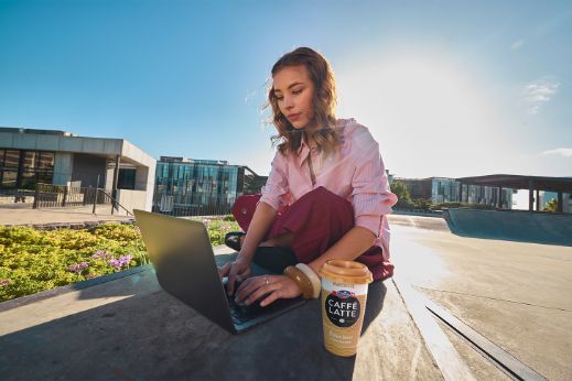 Emmi CAFFÈ LATTE Be Ready Newsletter Laptop Girl