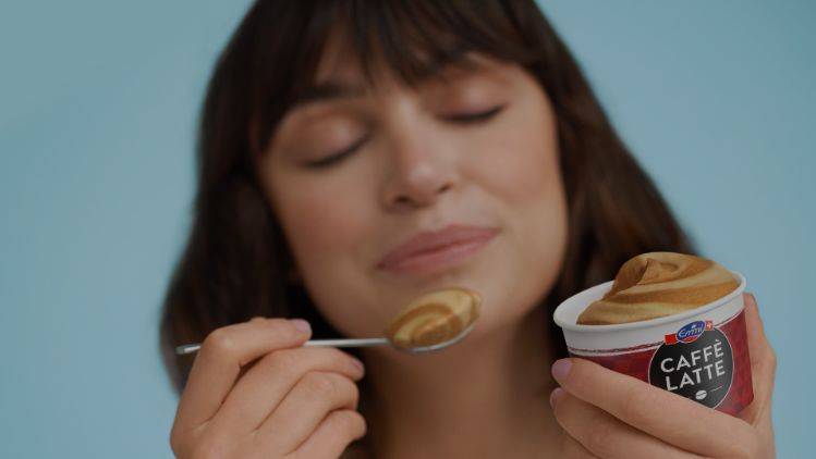 Person geniesst Espresso Glace