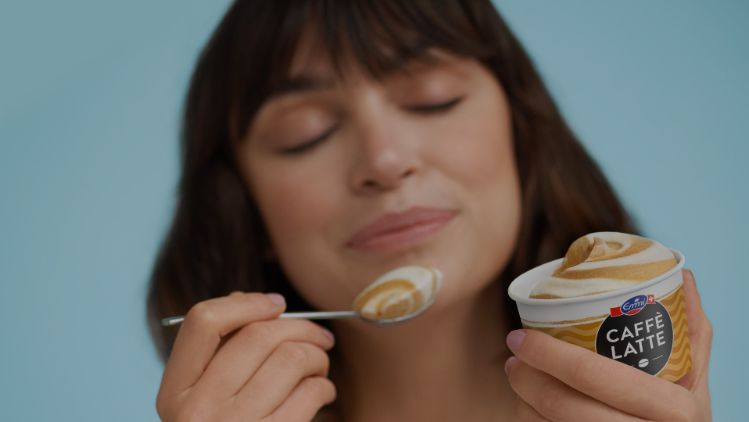 Person geniesst Macchiato Glace